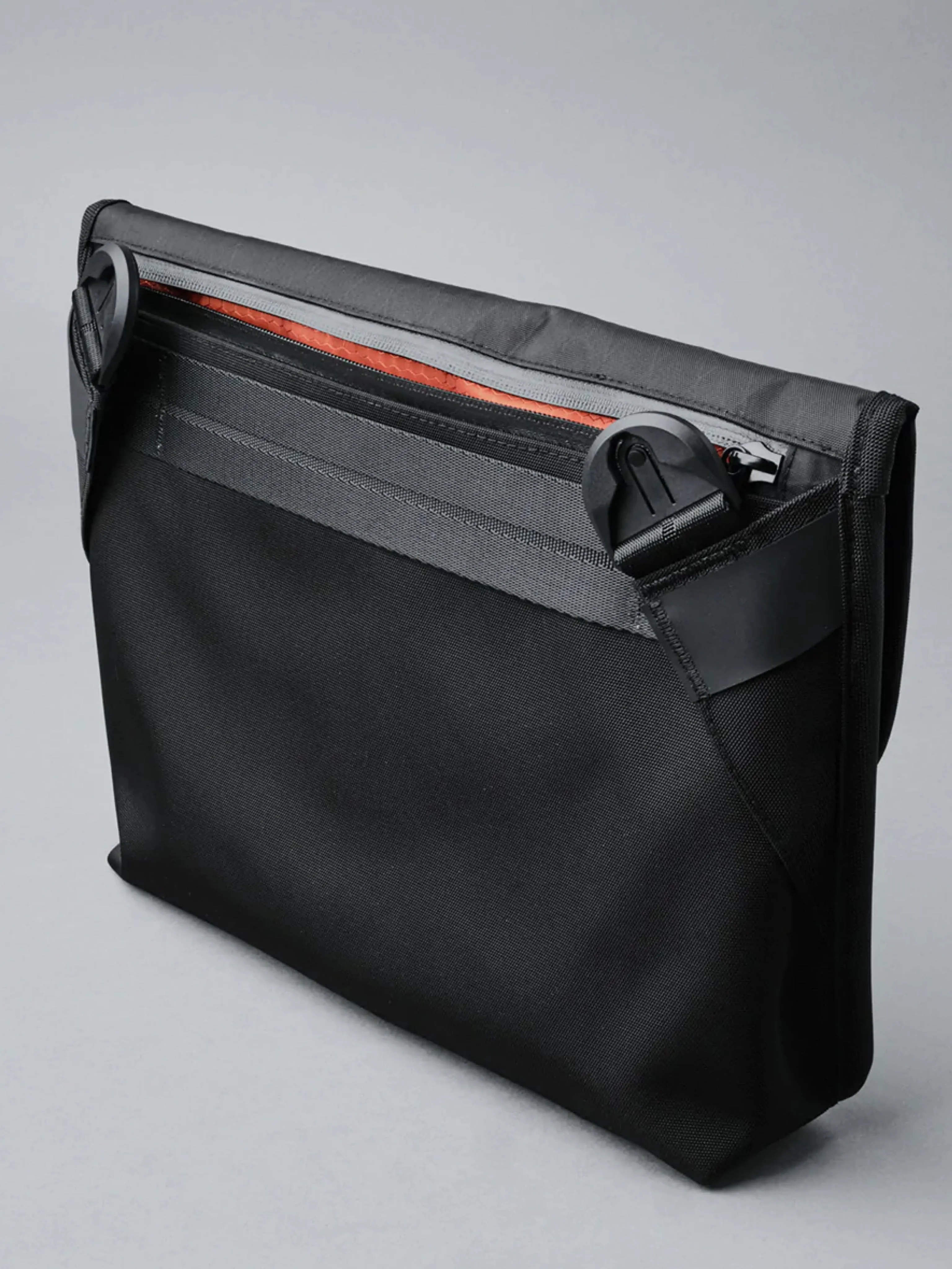 Alpaka Alpha Sling Limited Edition