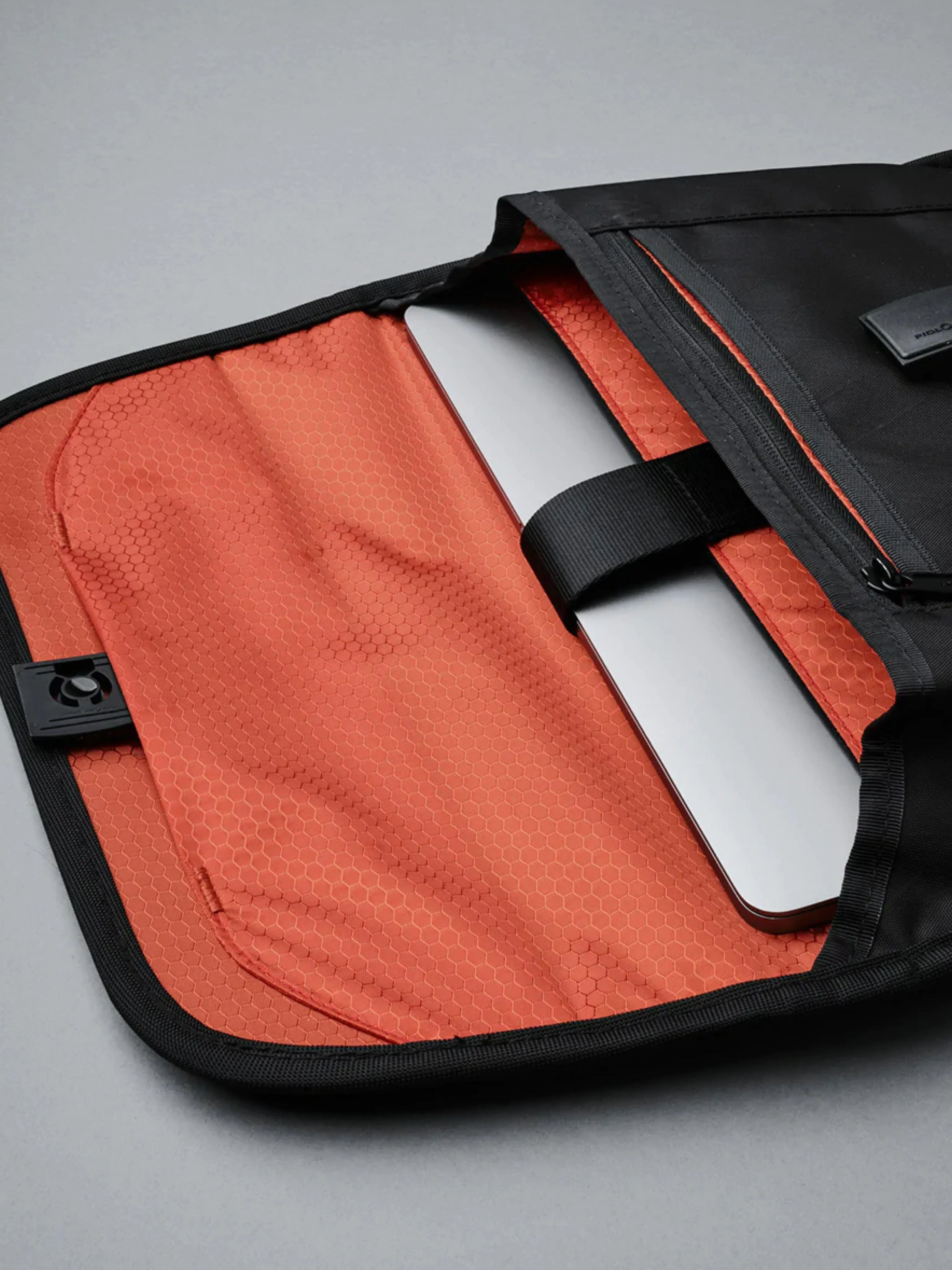 Alpaka Alpha Sling Limited Edition